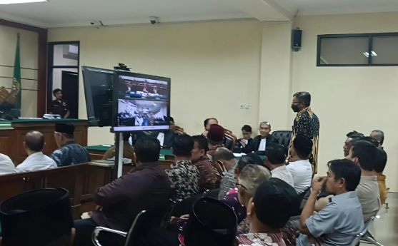 Kades Puhjarak diminta beri kesaksian kedua kalinya dalam sidang perkara suap pengisian perangkat desa Sumber Artikel berjudul " Camat Plemahan Bantah Terima Suap, Hakim Soroti Kesaksian Kades Puhjarak ", selengkapnya dengan link: https://flores.pikiran-rakyat.com/nasional/pr-29710058497/camat-plemahan-bantah-terima-suap-hakim-soroti-kesaksian-kades-puhjarak?page=all