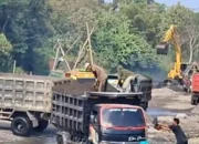 Kado Kemerdekaan untuk APH Blitar Tambang Diduga Ilegal Bebas Mengeruk Brantas Warga Menanggung Rusaknya Jalan dan Ekosistem 12 Kado Kemerdekaan untuk APH Blitar Tambang Diduga Ilegal Bebas Mengeruk Brantas