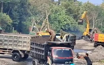 Kado Kemerdekaan untuk APH Blitar Tambang Diduga Ilegal Bebas Mengeruk Brantas Warga Menanggung Rusaknya Jalan dan Ekosistem 6 Kado Kemerdekaan untuk APH Blitar Tambang Diduga Ilegal Bebas Mengeruk Brantas