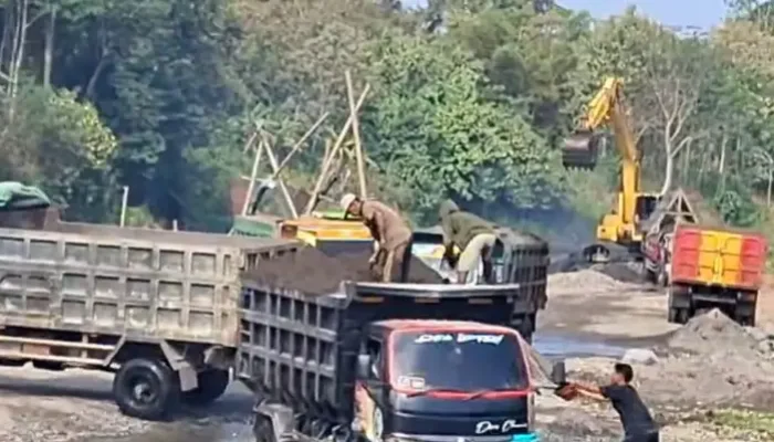 Kado Kemerdekaan untuk APH Blitar Tambang Diduga Ilegal Bebas Mengeruk Brantas Warga Menanggung Rusaknya Jalan dan Ekosistem