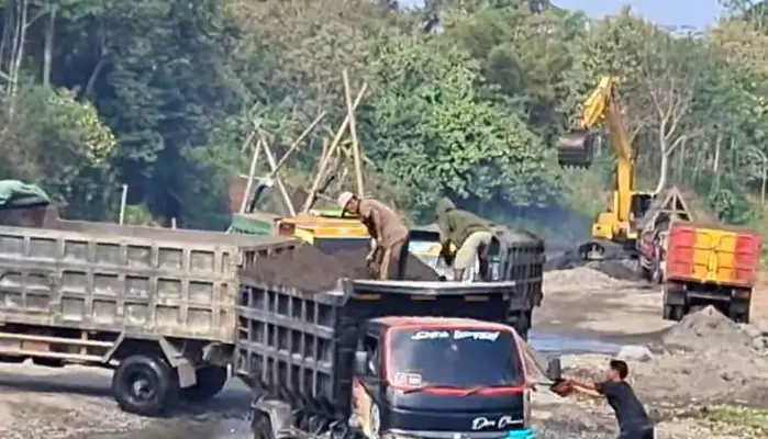 Kado Kemerdekaan untuk APH Blitar Tambang Diduga Ilegal Bebas Mengeruk Brantas Warga Menanggung Rusaknya Jalan dan Ekosistem 1 Kado Kemerdekaan untuk APH Blitar Tambang Diduga Ilegal Bebas Mengeruk Brantas
