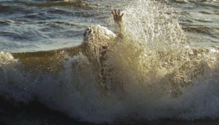 Kapal Nelayan di Paciran Lamongan Terbalik Akibat Terjangan 2 Meter Ombak Besar Laut