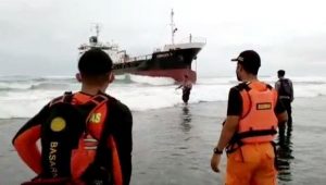 Kapal Tanker Terdampar di Pantai Pameungpeuk, SAR Kirim Tim Rescue