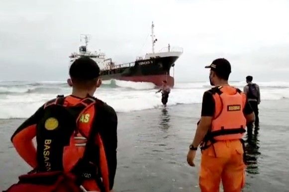 Kapal Tanker Terdampar di Pantai Pameungpeuk, SAR Kirim Tim Rescue