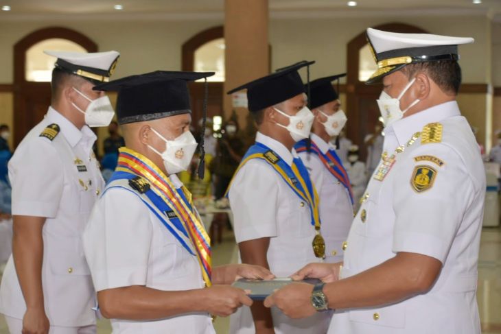 Kasal Yudo Margono Wisuda 113 perwira dan bintara lulusan STTAL