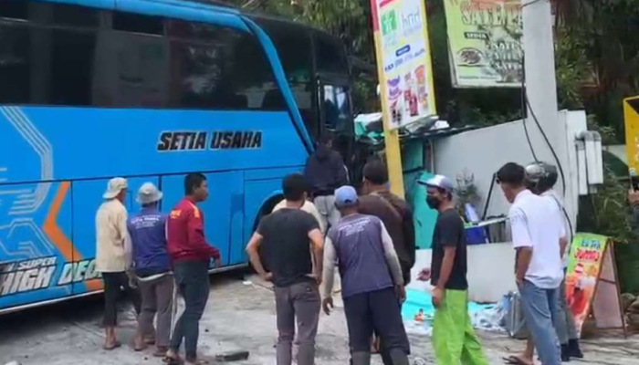 Kecelakaan Maut di Tawangmangu, Bus Tabrak Lapak Minuman: Seorang Pedagang Tewas