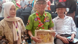 Kenang-kenangan Spesial untuk Ahmad Tohari: Tas Terinspirasi dari Novel ‘Ronggeng Dukuh Paruk’