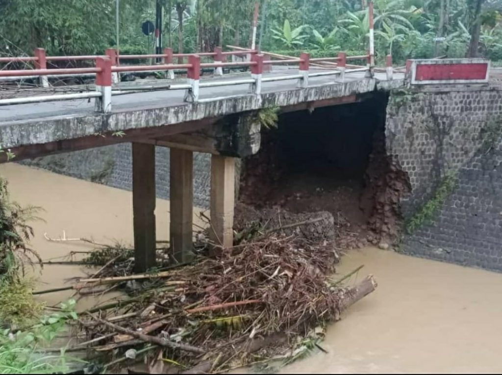 Baru Setahun, Jembatan Tamanan Trenggalek Ambrol , Akses Perekonomian Tertutup