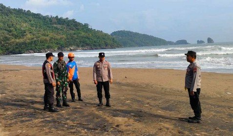 Ketika Ombak Merenggut Asa; Kisah Tragis Trifan di Balik Indahnya Pantai Konang