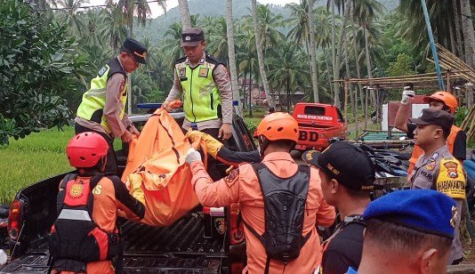 Ketika Ombak Merenggut Asa; Kisah Tragis Trifan di Balik Indahnya Pantai Konang