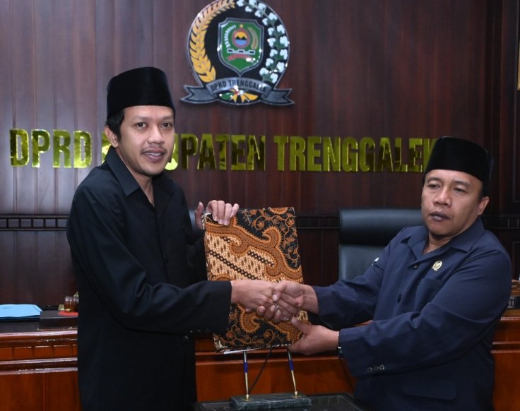 Ketua DPRD Trenggalek Doding Rahmadi saat bersama wakil bupati