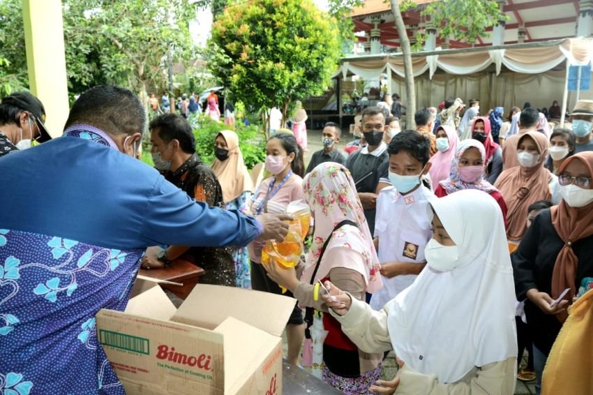 Khofifah Heran Minyak Goreng Langka , Sedang Jatim Jatim Surplus 4000 ton/bulan