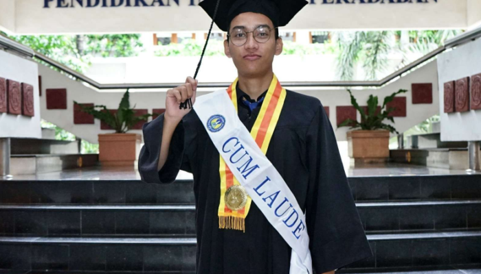 Kisah Inspiratif Apry: Anak Buruh Tani dengan IPK 3,99 dan Lulusan Terbaik UNY