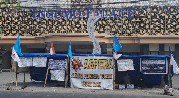 Kisah Pilu Eks Karyawan PT Triple'S, Berada Dalam Gubuk Perjuangan di Jantung Kota