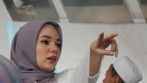 Klarifikasi Dewi Sandra di Tengah Kontroversi Kasus Korupsi Suami