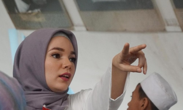 Klarifikasi Dewi Sandra di Tengah Kontroversi Kasus Korupsi Suami