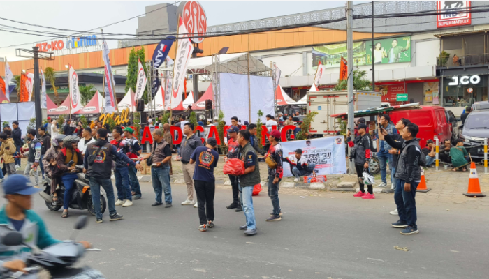 Komunitas Motor Jakarta Bagi Berkah Ramadan di Jalanan