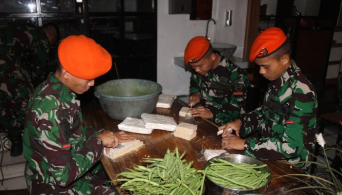 Kopasgat Siapkan Hidangan Hangat untuk Korban Banjir Bekasi