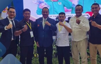 MEMO, SURABAYA – Ambisi besar untuk menjadi tuan rumah Porprov Jatim 2029 sport tourism Kediri kini resmi bergulir setelah proposal kesiapan diserahkan langsung dalam Rapat Kerja Provinsi KONI Jawa Timur di Surabaya, Rabu (24/6/2026). Langkah strategis ini diambil demi menggerakkan roda ekonomi daerah sekaligus memperkuat pembinaan atlet berprestasi secara berkelanjutan. Pihak otoritas wilayah tidak ingin membuang kesempatan emas untuk mengambil peran sentral dalam ajang olahraga terbesar di tingkat regional ini. Konsep wisata olahraga diyakini mampu menjadi motor penggerak baru bagi kesejahteraan masyarakat lokal. Target Efek Ganda Lewat Tuan Rumah Porprov Jatim 2029 Sport Tourism Kediri Ajang bergengsi ini diproyeksikan mampu mendatangkan ribuan tamu yang akan memadati sudut-sudut kota selama kompetisi berlangsung. Dampak positifnya diyakini akan langsung menyentuh para pelaku usaha mikro hingga industri pariwisata makro. Ketua KONI Kota Kediri, Eko Agus Koko, menyatakan bahwa kompetisi ini bukan sekadar ajang adu bakat atlet daerah. Lebih dari itu, event ini adalah magnet ekonomi yang sangat masif bagi seluruh sektor penunjang. "Muara akhir dari konsep sport tourism yang kita usung adalah menjadi tuan rumah Porprov Jatim 2029 sport tourism Kediri," ujar Koko dengan optimis. Beliau menambahkan, "Saat event berlangsung, kota kita akan dipenuhi oleh ribuan atlet, pelatih, hingga ofisial dari berbagai daerah, yang otomatis mendongkrak sektor perhotelan, kuliner, dan transportasi lokal." Dukungan Penuh Wali Kota Vinanda Prameswati Kesiapan Infrastruktur dan Fasilitas Pendukung Langkah besar ini terwujud berkat restu dan dukungan penuh dari Wali Kota Kediri, Vinanda Prameswati. Segala kelengkapan administrasi dan surat kesediaan resmi telah disiapkan dengan matang untuk memuluskan proses seleksi di tingkat provinsi. Wakil Ketua Umum I KONI Kota Kediri, Deddy Setyawan Priambodo, memaparkan seluruh keunggulan wilayah di hadapan para peserta Rakerprov. Kesiapan tersebut mencakup berbagai aspek krusial penunjang kelancaran acara. "Kami sudah berkoordinasi matang dengan jajaran Pemkot Kediri dan dengan bangga menyatakan sangat siap memfasilitasi gelaran akbar ini," tegas Deddy saat presentasi. Ia merinci bahwa ketersediaan venue olahraga, penginapan yang representatif, layanan kesehatan prima, hingga akses transportasi sangat menunjang kenyamanan para peserta kelak. Proses Matang Sejak Tahun Lalu Persiapan menuju pencalonan ini ternyata bukan rencana semalam melainkan sudah dirancang sejak Oktober 2025. Pihak manajemen olahraga bergerak cepat merespons peluang emas ini dengan melakukan konsultasi intensif bersama jajaran pengurus tingkat provinsi. Tidak tanggung-tanggung, studi banding langsung dilakukan ke wilayah Malang Raya yang sukses menggelar agenda serupa sebelumnya. Langkah ini dilakukan demi menyerap formula sukses pengelolaan acara skala besar. Humas KONI Kota Kediri, Rino Hayyu Setyo, membagikan pengalamannya saat menggali ilmu di kota tetangga tersebut. Proses adopsi strategi dilakukan agar eksekusi di lapangan berjalan tanpa celah. "Kami berdiskusi banyak hal mendalam dengan pengurus KONI Jatim serta Malang, mulai dari tata kelola venue hingga cara memaksimalkan dampak ekonomi bagi masyarakat," tutur Rino. Guna mematangkan konsep Kediri City Tourism, serangkaian Focus Group Discussion (FGD) juga telah digelar bersama berbagai pihak terkait. Hal ini memastikan seluruh elemen masyarakat satu suara mendukung kesuksesan acara. Persaingan Ketat Menuju Porprov Jatim XI Kota Tahu tidak sendirian dalam perebutan status bergengsi sebagai pusat pelaksana pesta olahraga ini. Ada dua daerah lain yang juga resmi mengajukan diri, yaitu Kabupaten Jember dan Kabupaten Kediri. Meski bersaing ketat dengan tetangga sendiri, pihak panitia tetap optimis modal rekam jejak mumpuni mereka akan menjadi nilai plus di mata tim penilai. Pengalaman menggelar berbagai event regional menjadi kartu as yang diandalkan. Dengan infrastruktur olahraga yang terus bersolek dan komitmen penuh dari pimpinan daerah, target memenangkan proses seleksi ini dirasa sangat realistis. Pihak penyelenggara optimistis mampu memberikan suguhan kompetisi sekaligus destinasi wisata yang tak terlupakan.