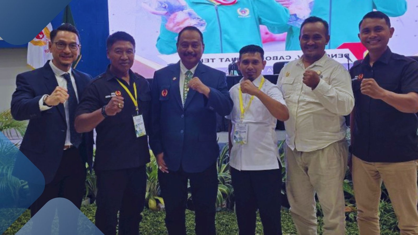 MEMO, SURABAYA – Ambisi besar untuk menjadi tuan rumah Porprov Jatim 2029 sport tourism Kediri kini resmi bergulir setelah proposal kesiapan diserahkan langsung dalam Rapat Kerja Provinsi KONI Jawa Timur di Surabaya, Rabu (24/6/2026). Langkah strategis ini diambil demi menggerakkan roda ekonomi daerah sekaligus memperkuat pembinaan atlet berprestasi secara berkelanjutan. Pihak otoritas wilayah tidak ingin membuang kesempatan emas untuk mengambil peran sentral dalam ajang olahraga terbesar di tingkat regional ini. Konsep wisata olahraga diyakini mampu menjadi motor penggerak baru bagi kesejahteraan masyarakat lokal. Target Efek Ganda Lewat Tuan Rumah Porprov Jatim 2029 Sport Tourism Kediri Ajang bergengsi ini diproyeksikan mampu mendatangkan ribuan tamu yang akan memadati sudut-sudut kota selama kompetisi berlangsung. Dampak positifnya diyakini akan langsung menyentuh para pelaku usaha mikro hingga industri pariwisata makro. Ketua KONI Kota Kediri, Eko Agus Koko, menyatakan bahwa kompetisi ini bukan sekadar ajang adu bakat atlet daerah. Lebih dari itu, event ini adalah magnet ekonomi yang sangat masif bagi seluruh sektor penunjang. "Muara akhir dari konsep sport tourism yang kita usung adalah menjadi tuan rumah Porprov Jatim 2029 sport tourism Kediri," ujar Koko dengan optimis. Beliau menambahkan, "Saat event berlangsung, kota kita akan dipenuhi oleh ribuan atlet, pelatih, hingga ofisial dari berbagai daerah, yang otomatis mendongkrak sektor perhotelan, kuliner, dan transportasi lokal." Dukungan Penuh Wali Kota Vinanda Prameswati Kesiapan Infrastruktur dan Fasilitas Pendukung Langkah besar ini terwujud berkat restu dan dukungan penuh dari Wali Kota Kediri, Vinanda Prameswati. Segala kelengkapan administrasi dan surat kesediaan resmi telah disiapkan dengan matang untuk memuluskan proses seleksi di tingkat provinsi. Wakil Ketua Umum I KONI Kota Kediri, Deddy Setyawan Priambodo, memaparkan seluruh keunggulan wilayah di hadapan para peserta Rakerprov. Kesiapan tersebut mencakup berbagai aspek krusial penunjang kelancaran acara. "Kami sudah berkoordinasi matang dengan jajaran Pemkot Kediri dan dengan bangga menyatakan sangat siap memfasilitasi gelaran akbar ini," tegas Deddy saat presentasi. Ia merinci bahwa ketersediaan venue olahraga, penginapan yang representatif, layanan kesehatan prima, hingga akses transportasi sangat menunjang kenyamanan para peserta kelak. Proses Matang Sejak Tahun Lalu Persiapan menuju pencalonan ini ternyata bukan rencana semalam melainkan sudah dirancang sejak Oktober 2025. Pihak manajemen olahraga bergerak cepat merespons peluang emas ini dengan melakukan konsultasi intensif bersama jajaran pengurus tingkat provinsi. Tidak tanggung-tanggung, studi banding langsung dilakukan ke wilayah Malang Raya yang sukses menggelar agenda serupa sebelumnya. Langkah ini dilakukan demi menyerap formula sukses pengelolaan acara skala besar. Humas KONI Kota Kediri, Rino Hayyu Setyo, membagikan pengalamannya saat menggali ilmu di kota tetangga tersebut. Proses adopsi strategi dilakukan agar eksekusi di lapangan berjalan tanpa celah. "Kami berdiskusi banyak hal mendalam dengan pengurus KONI Jatim serta Malang, mulai dari tata kelola venue hingga cara memaksimalkan dampak ekonomi bagi masyarakat," tutur Rino. Guna mematangkan konsep Kediri City Tourism, serangkaian Focus Group Discussion (FGD) juga telah digelar bersama berbagai pihak terkait. Hal ini memastikan seluruh elemen masyarakat satu suara mendukung kesuksesan acara. Persaingan Ketat Menuju Porprov Jatim XI Kota Tahu tidak sendirian dalam perebutan status bergengsi sebagai pusat pelaksana pesta olahraga ini. Ada dua daerah lain yang juga resmi mengajukan diri, yaitu Kabupaten Jember dan Kabupaten Kediri. Meski bersaing ketat dengan tetangga sendiri, pihak panitia tetap optimis modal rekam jejak mumpuni mereka akan menjadi nilai plus di mata tim penilai. Pengalaman menggelar berbagai event regional menjadi kartu as yang diandalkan. Dengan infrastruktur olahraga yang terus bersolek dan komitmen penuh dari pimpinan daerah, target memenangkan proses seleksi ini dirasa sangat realistis. Pihak penyelenggara optimistis mampu memberikan suguhan kompetisi sekaligus destinasi wisata yang tak terlupakan.