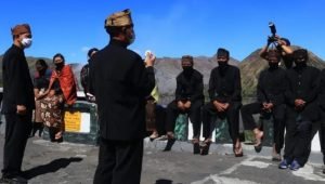 Lautan Pasir Gunung Bromo Tertutup untuk Wisatawan Selama Perayaan Yadnya Kasada