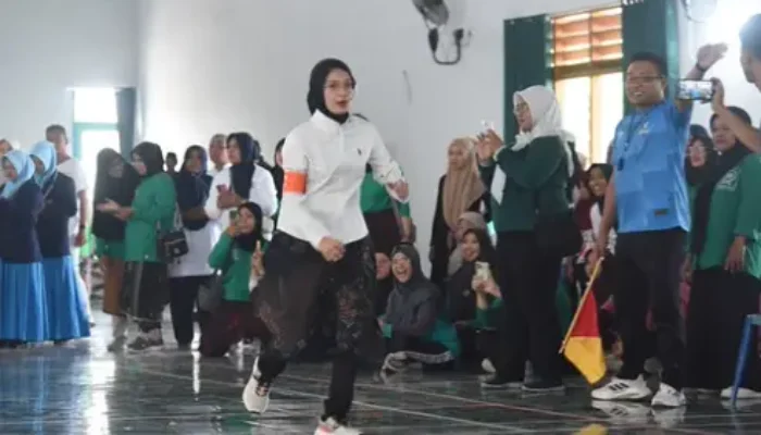 Lestarikan Olahraga Tradisional, Aksi Seru Mbak Wali Main Gobak Sodor Sarungan Meriahkan Hari Santri 2026