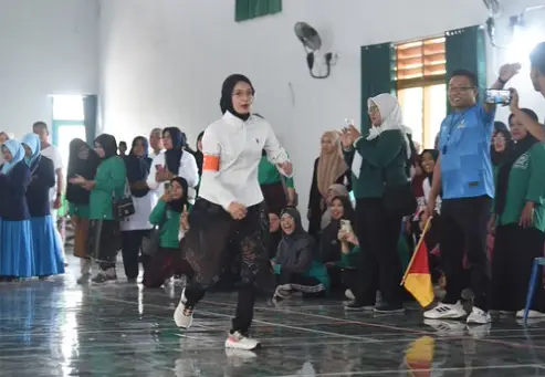 Lestarikan Olahraga Tradisional Aksi Seru Mbak Wali Main Gobak Sodor Sarungan Meriahkan Hari Santri 2026