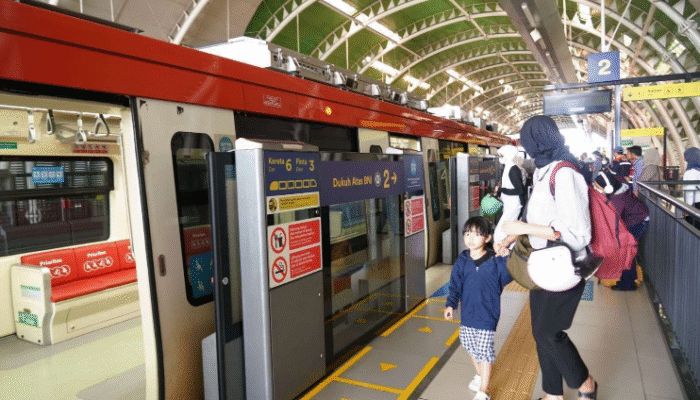 Liburan Paskah Keliling Jabodebek Naik LRT
