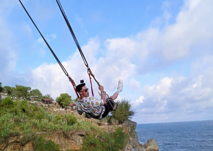 Liburan Seru di Gunungkidul Teras Kaca dan Ayunan Jogja Swing