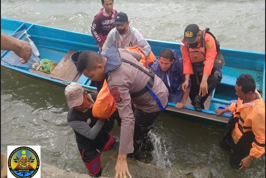 Longboat Bermuatan 19 Orang Dihantam Gelombang di Laut Hingga Terbalik