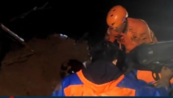 Longsor Dahsyat Terjang Tebing Setinggi 60 Meter, Jalur Nasional Lumpuh Total