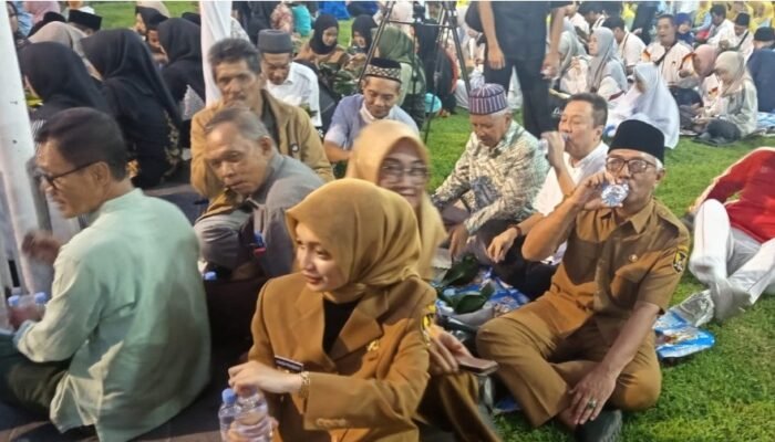 Mba Wali Kota Kediri dan Wakilnya Bukber Bareng Masyarakat
