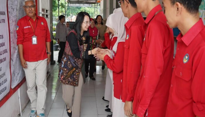 Mbak Cicha , Ketua Darma Wanita Kediri, Perjuangkan Nasib Guru di Sekolah Rakyat
