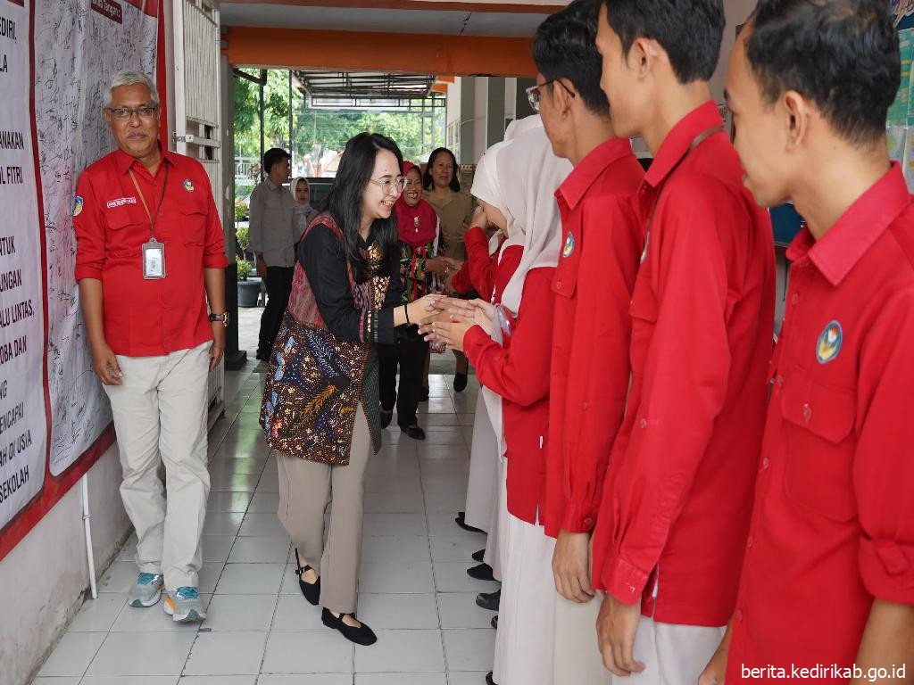 Mbak Cicha , Ketua Darma Wanita Kediri, Perjuangkan Nasib Guru di Sekolah Rakyat