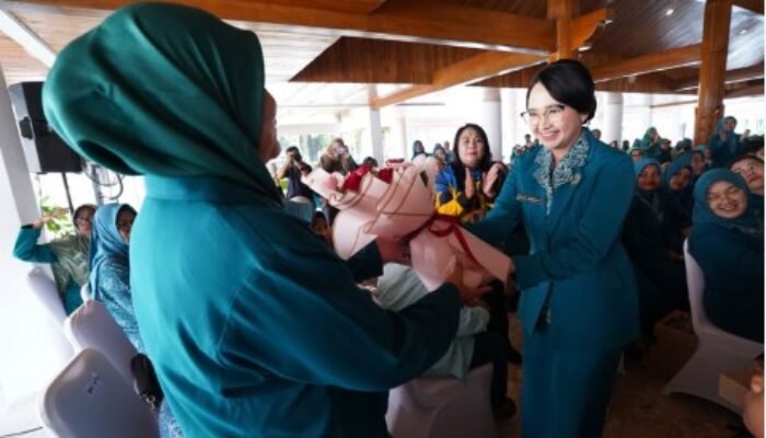 Mbak Cicha ‘Suntik’ Semangat Kader PKK Legendaris: 36 Tahun Mengabdi Diganjar Tali Asih!