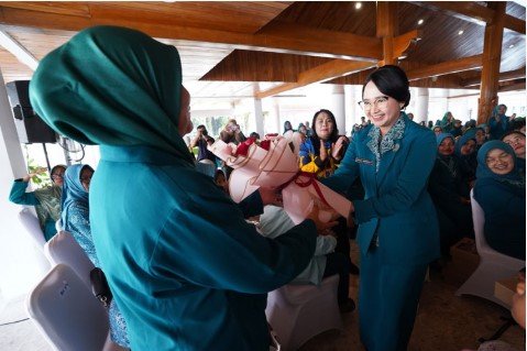 Mbak Cicha 'Suntik' Semangat Kader PKK Legendaris