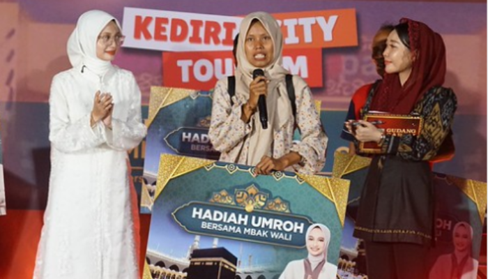 Mbak Wali Berangkatkan Warga Lewat Program Umroh Gratis Kota Kediri Pakai Dana Pribadi