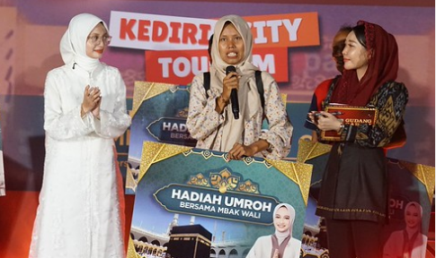 Mbak Wali Berangkatkan Warga Lewat Program Umroh Gratis Kota Kediri Pakai Dana Pribadi