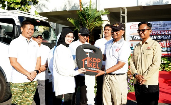 Mbak Wali Serahkan Bantuan Armada Usaha Koperasi Kelurahan Kediri Demi Mudahkan Distribusi