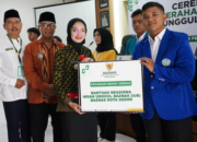 Mbak Wali Serahkan Beasiswa Insan Unggul BAZNAS Demi Cetak Generasi Emas Kota Kediri