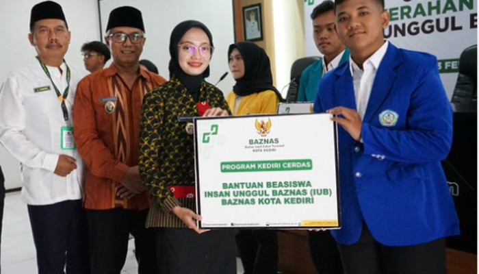 Mbak Wali Serahkan Beasiswa Insan Unggul BAZNAS Demi Cetak Generasi Emas Kota Kediri