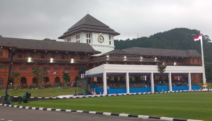 Mendung dan Angin Menyambut Parade Senja Mundur, Presiden Prabowo Pimpin Upacara Penurunan Bendera