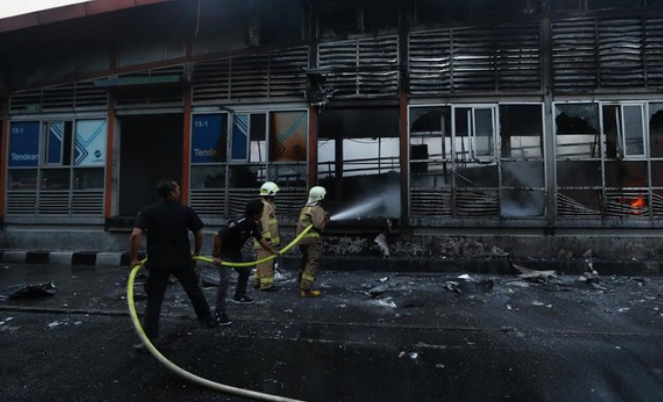 Mengejutkan! Kebakaran Halte Transjakarta Tendean Picu Penyesuaian Rute Darurat