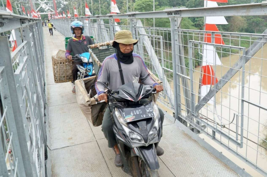 Menteri Basuki Resmikan Jembatan Gantung Baleraja: Solusi Terwujud dari Aspirasi Anggota Komisi V DPR RI