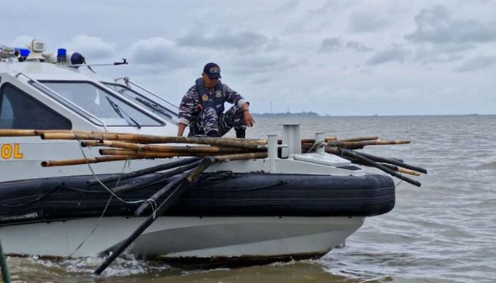 Menteri KKP Izinkan Nelayan Gunakan Bambu Pagar Laut untuk Budidaya Kerang Hijau