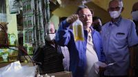 Menteri Perdagangan Zulkifli Hasan Bagi bagi Minyak Goreng Sambil Minta Dukung dan Memilih Putrinya