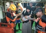 Mesin Mati di Tengah Samudra, Puluhan Wisatawan Dievakuasi Tim SAR