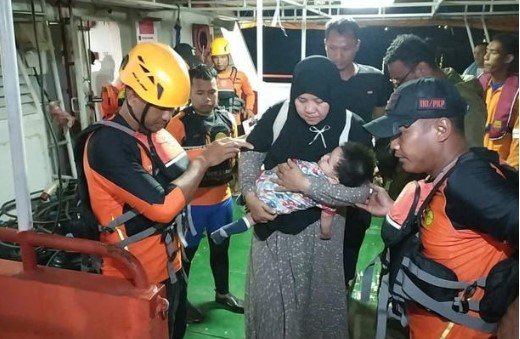 Mesin Mati di Tengah Samudra, Puluhan Wisatawan Dievakuasi Tim SAR