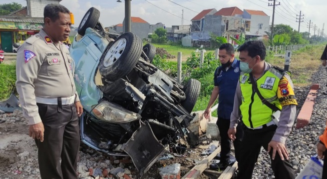 Tabrakan Mobil vs Kereta Api di Lintasan KA Tanpa Palang Pintu, 1 Tewas