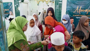 Wanita Berbaju Putih Hadiri Hari Anak Nasional